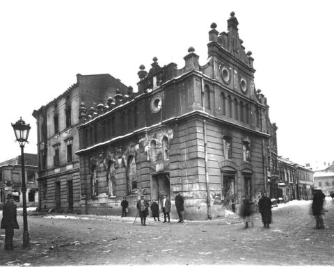 Synagoge in Lviv na de pogrom van 1918, uitgevoerd door Poolse soldaten en christelijke burgers