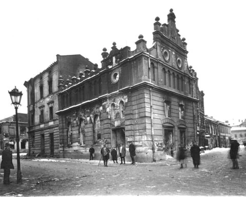 Synagoge in Lviv na de pogrom van 1918, uitgevoerd door Poolse soldaten en christelijke burgers