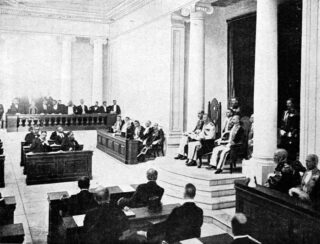 Gouverneur-generaal Van Limburg Stirum opent de Volksraad op 18 mei 1918.