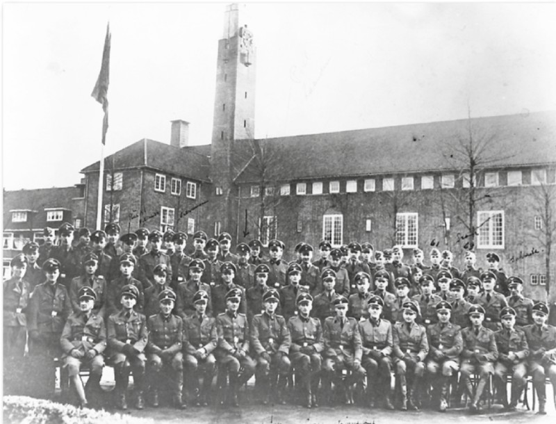Groepsfoto van de Sicherheitsdienst voor hun hoofdkwartier in de Euterpestraat