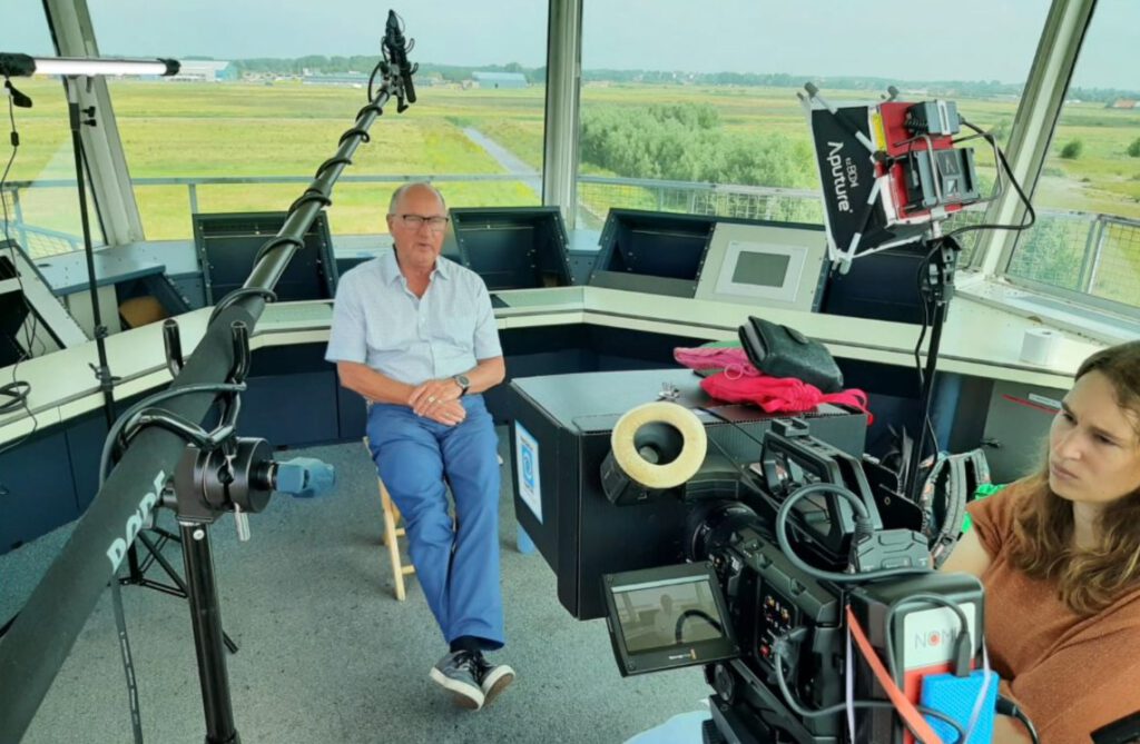 Oud-luchtverkeersleider Jan Dorrestijn wordt in de verkeerstoren geïnterviewd door Reanne van Kleef.