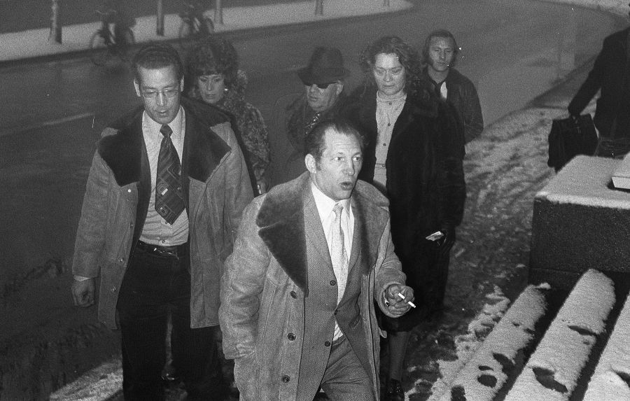 De ouders, neven en broer van verdachte Daan Denie op weg naar het gerechtshof in Den Bosch voor de behandeling van de 'Zaak Deil', 29 november 1973