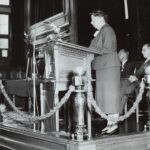 Anna de Waal tijdens een toespraak in het Koninklijk Instituut voor de Tropen, augustus 1956