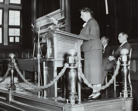 Anna de Waal tijdens een toespraak in het Koninklijk Instituut voor de Tropen, augustus 1956