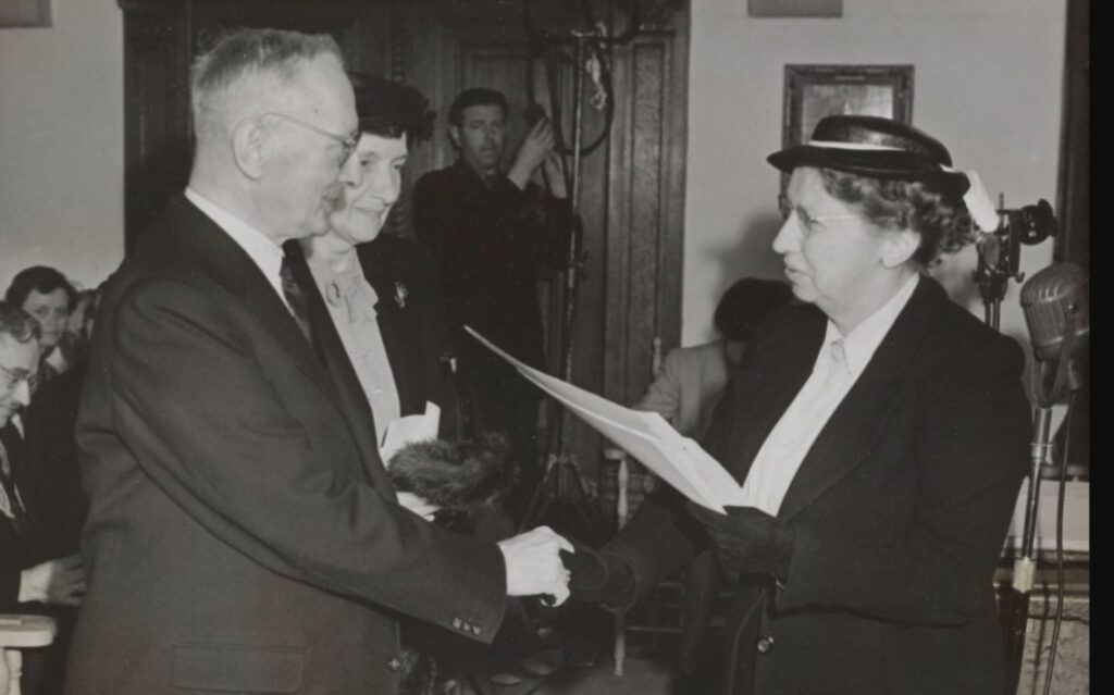 Anna de Waal spreekt F. Bordewijk toe tijdens de uitreiking van de P.C. Hooftprijs, mei 1954