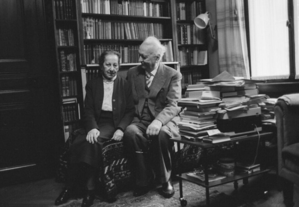 Gertrud Mayer-Jaspers en professor Karl Jaspers in Bazel, 1966