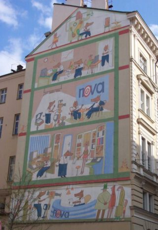 Illustraties van Adolf Born op een muur in Praag