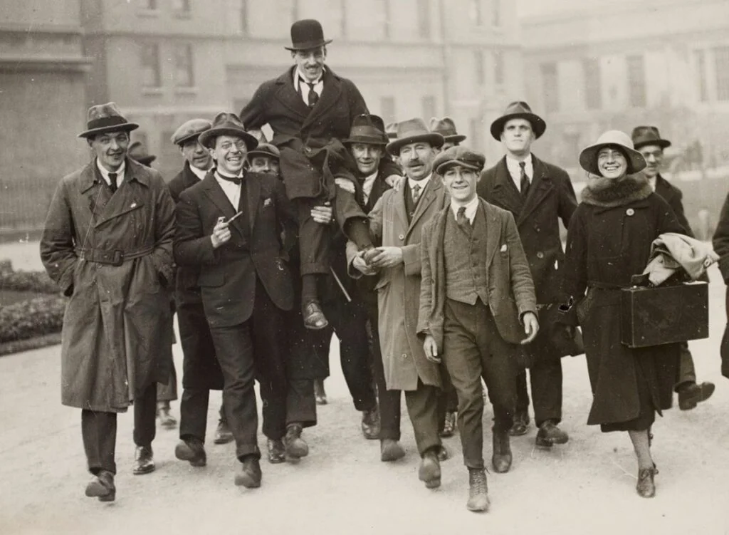 Lemass op de schouders van enkele van zijn aanhangers na een verkiezing in 1924