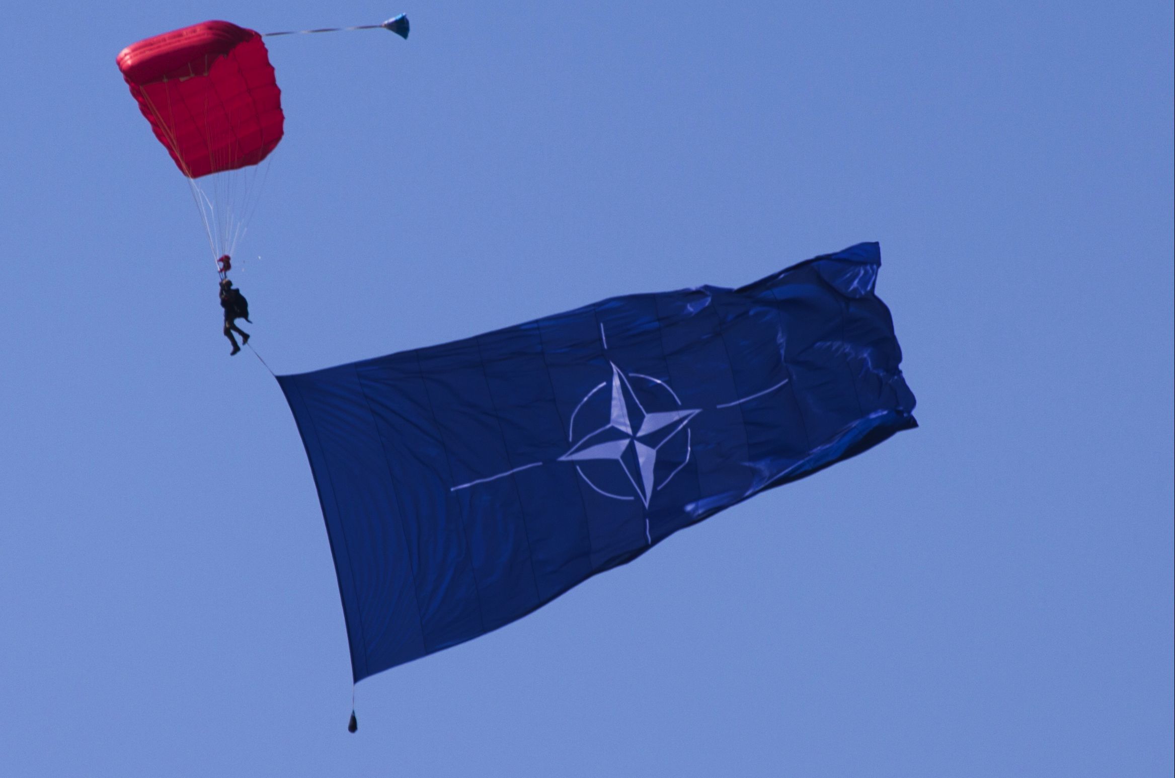 Parachutist met een NAVO-vlag