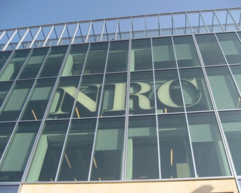Gevel van het NRC-gebouw aan het Rokin te Amsterdam