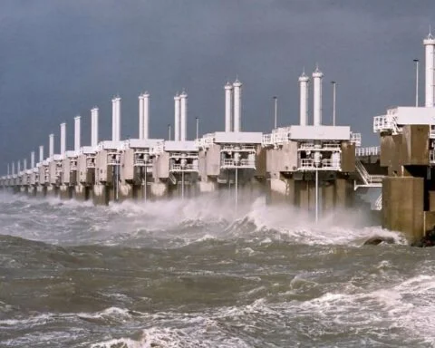 Oosterscheldekering tijdens stormachtig weer