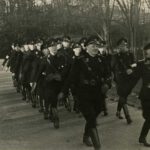 WA'ers marcheren door een park, 1941. Links een bord 'Verboden voor joden' (Fotodienst der NSB)