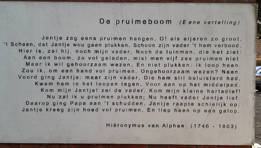 Tekst van 'De pruimeboom' op een plaquette in Winsum, 2021 
