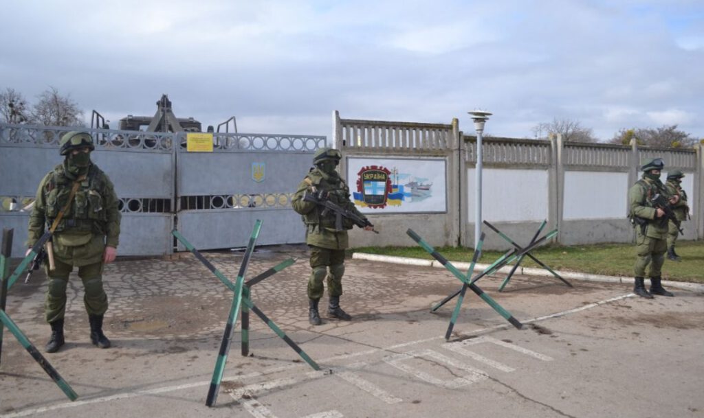 Russische troepen blokkeren de Oekraïense militaire basis in Perevalne, 2014