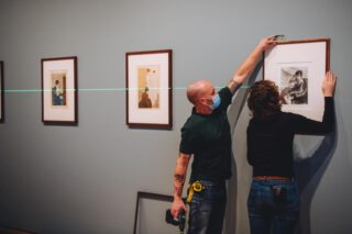 De nieuwe aanwinsten, vier werken van Mary Cassatt, worden opgehangen in het Van Gogh Museum in Amsterdam.