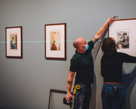 De nieuwe aanwinsten, vier werken van Mary Cassatt, worden opgehangen in het Van Gogh Museum in Amsterdam.