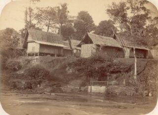Dorp in de Preanger, West-Java, circa 1875. De muren zijn van bilik (gespleten en gevlochten bamboe)