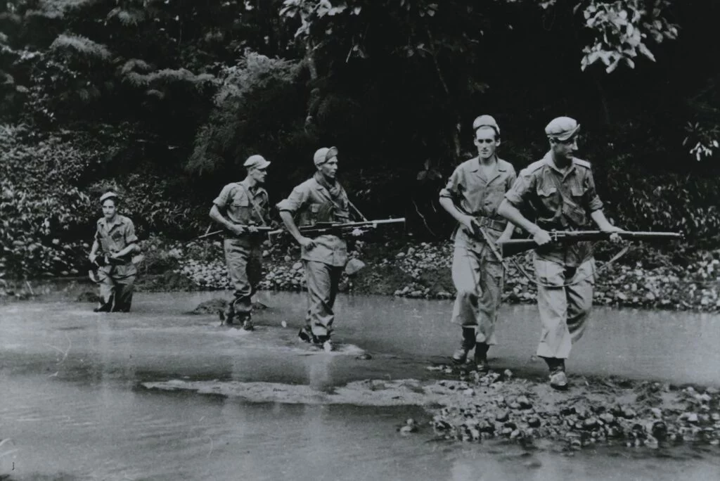 Nederlandse militairen op patrouille.