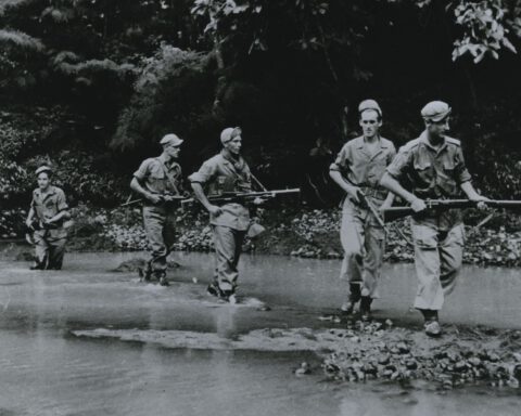 Nederlandse militairen op patrouille.