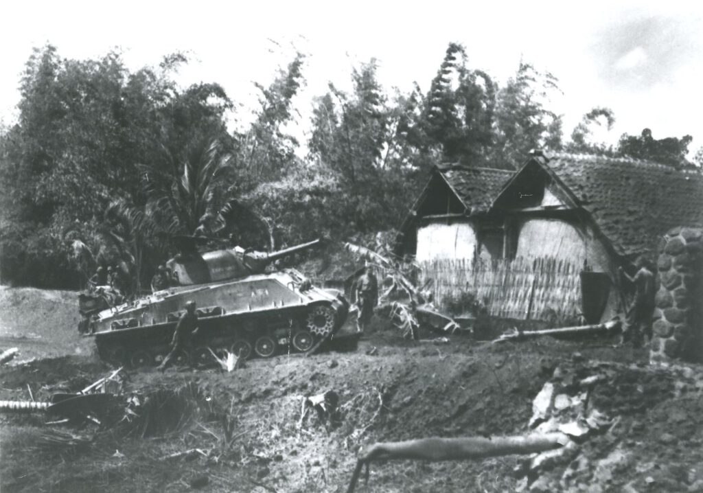 Een Nederlandse Sherman-tank bij een dorp op Oost-Java tijdens Operatie Product, de eerste ‘politionele actie’, juli augustus 1947.