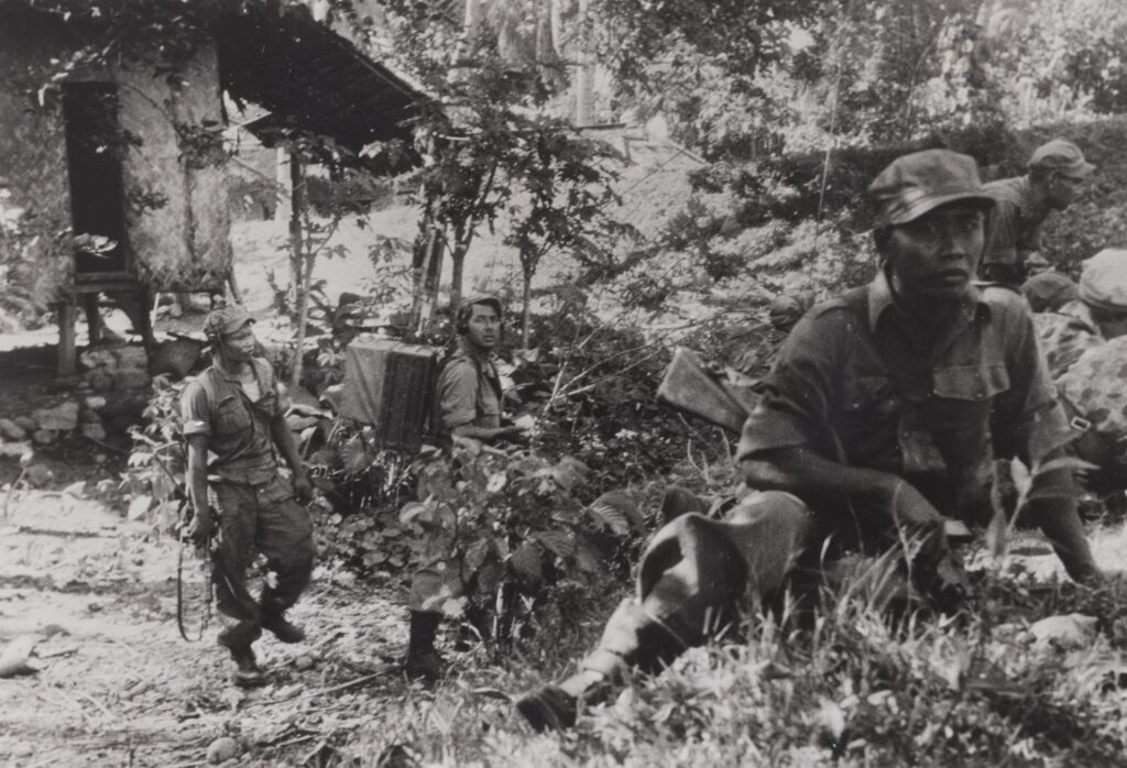 Radioploeg van een KNIL-infanteriebataljon in de buurt van Surabaya, Oost-Java, in mei 1946. Draadloze radioverbindingen maakten de inzet van artillerie en vliegtuigen mogelijk ter ondersteuning van de grondtroepen. 