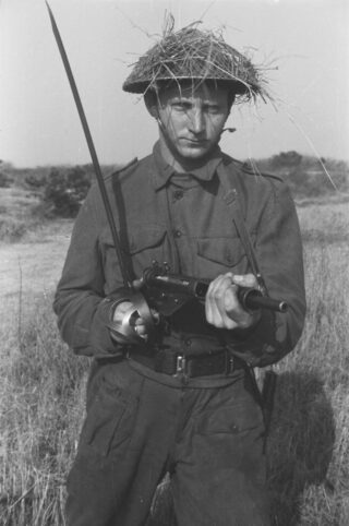 Mei 1946. Een officier op cursus bij het Indisch Instructie Bataljon, in de duinen bij Den Haag. Dat niet alleen werd geoefend met een vuurwapen, maar ook met een klewang duidt erop hoe verouderde ervaringen ook na de Tweede Wereldoorlog nog doorwerkten.