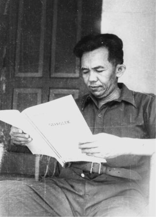 Tan Malaka leest in eigen werk, het boekje ‘Gerpolek’ (Gerilya, Politik, Ekonomi) dat hij schreef in mei 1948. 