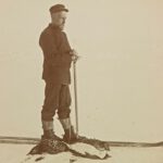 Roald Amundsen tijdens de expeditie naar Antarctica van Adrien De Gerlache. Aan zijn voeten enkel dode pinguïns. De foto is gemaakt door Frederick Cook.