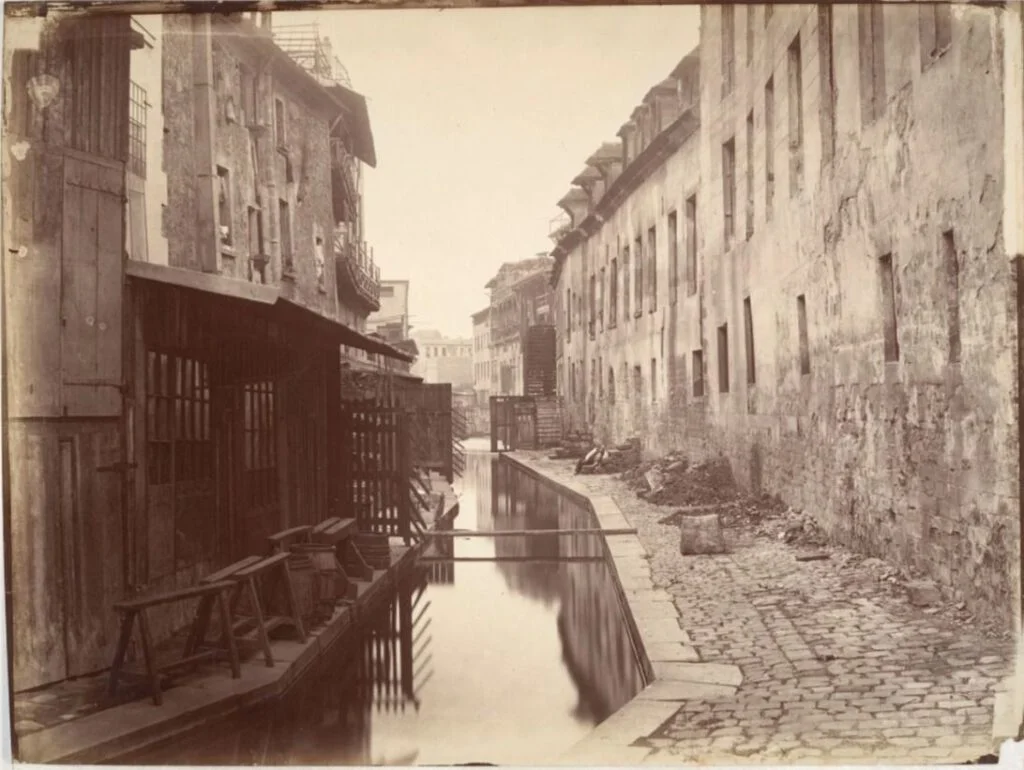 Het riviertje Bièvre, uitmondend in de Seine, werd lange tijd door diverse leerlooierijen gebruikt als afvalplaats, ca. 1865