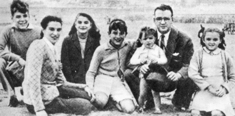 De zeventienjarige Ché Guevara (links) met zijn familie, 1941