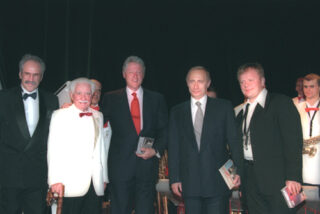 De Russische jazz-muzikant Oleg Lundstrem in 2000 met Bill Clinton en Vladimir Poetin