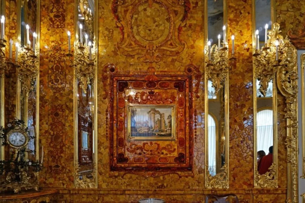 De gereconstrueerde Barnsteenkamer van het paleis in Sint-Petersburg