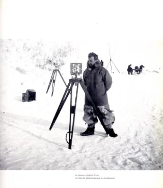 Frederick Cook doet magnetische observaties op het zee-ijs van de Bellingshausenzee, Antarctica.1898-1899