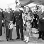 Koningin Juliana en prins Bernhard bij aankomst in de Verenigde Staten, 1952. Links de Amerikaanse president Harry Truman en zijn echtgenote.