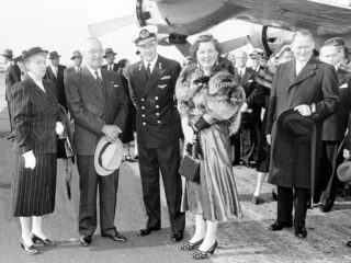 Koningin Juliana en prins Bernhard bij aankomst in de Verenigde Staten, 1952. Links de Amerikaanse president Harry Truman en zijn echtgenote.