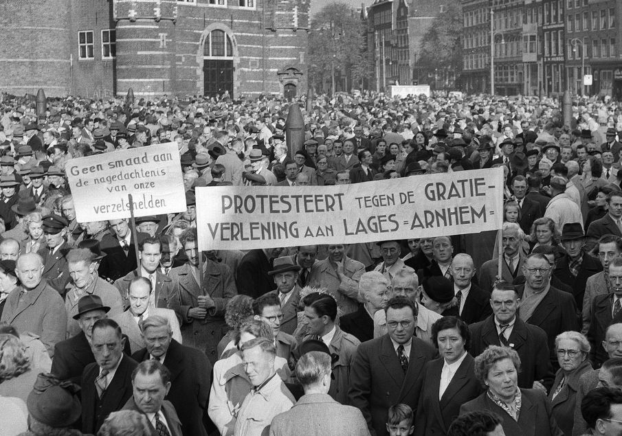 Demonstratie tegen mogelijke amnestie van Willy Lages, Nieuwmarkt Amsterdam, 1952