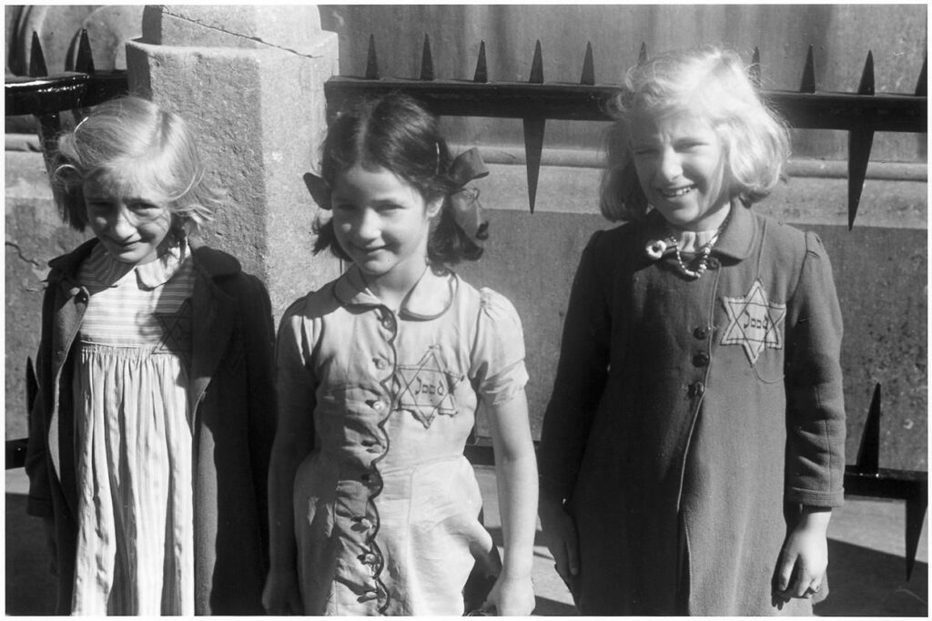 De drie joodse meisjes in de Agnietenstraat in Utrecht, 1942. In het midden Lies Simons.