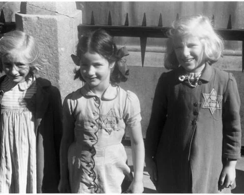 De drie joodse meisjes in de Agnietenstraat in Utrecht, 1942. In het midden Lies Simons.