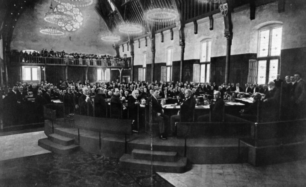 Vredesconferentie van Den Haag - Deelnemers aan de conferentie zitten in vergadering in de Ridderzaal , 1907
