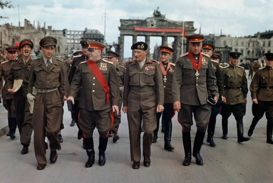 Zjoekov en Montgomery bij de Brandenburger Tor in Berlijn, 12 juli 1945