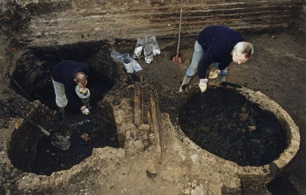 Archeologen in Haarlem tijdens een onderzoek aan de Gedempte Oudegracht, 1995