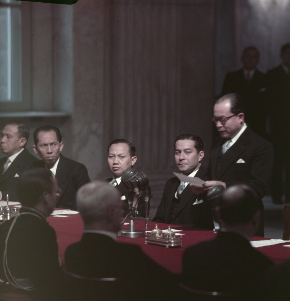 Premier Hatta spreekt tijdens de soevereiniteitsoverdracht in het Paleis op de Dam, 27 december 1949. 