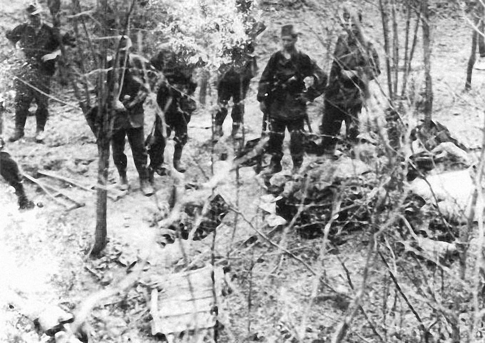 Handschar-manschappen bij een schuilplaats van communistische partizanen nabij het Bosnische Šekovići, 1944