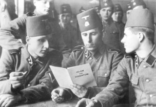 Handschar-leden lezen een pamflet getiteld 'Islam und Judentum', juni 1943