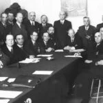 Deel van de Joodse Raad voor Amsterdam, met zittend vijfde van links notaris Arnold van den Bergh.