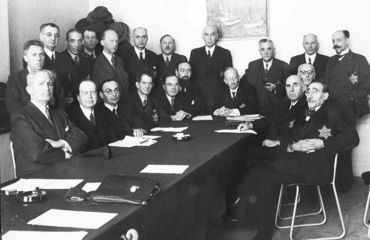Deel van de Joodse Raad voor Amsterdam, met zittend vijfde van links notaris Arnold van den Bergh.