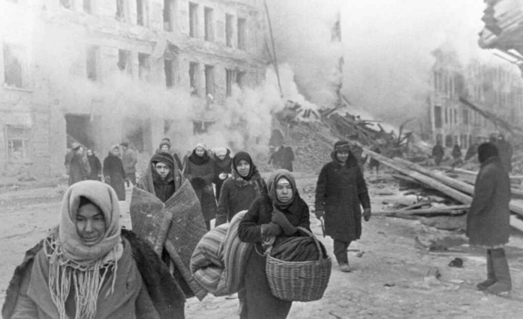 Inwoners van Leningrad tijdens de 872 dagen durende belegering van de stad, die aan circa een miljoen burgers het keven kostte 