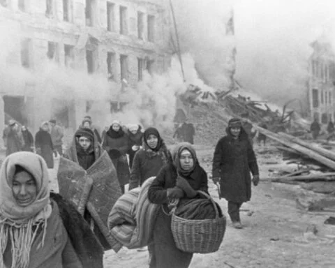 Inwoners van Leningrad tijdens de 872 dagen durende belegering van de stad, die aan circa een miljoen burgers het keven kostte