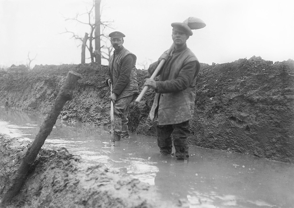 Mannen proberen modder te verwijderen uit een geul bij Trônes Wood, 1916