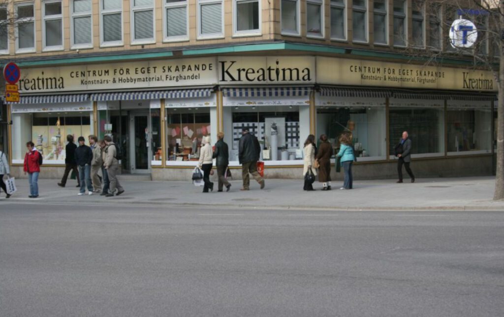 Sveavägen, de plaats waar Palme werd doodgeschoten. De winkel Kreatima heette destijds Dekorima. 
